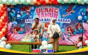 Baihaki Akbar bersama keluarga merayakan ulang tahun ke-5 Salsabila Balqis Akbar di Mikutopia Kota Batu dengan dekorasi tema putri duyung dan kue ulang tahun.