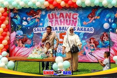 Baihaki Akbar bersama keluarga merayakan ulang tahun ke-5 Salsabila Balqis Akbar di Mikutopia Kota Batu dengan dekorasi tema putri duyung dan kue ulang tahun.