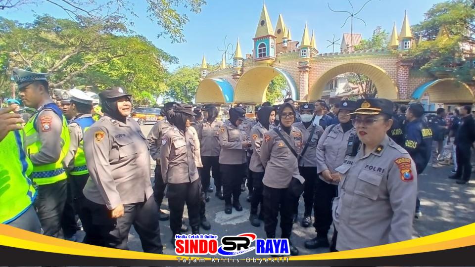 Personel Polres Pelabuhan Tanjung Perak mengikuti apel dan pengamanan pengesahan warga baru PSHT Surabaya di Kenpark.