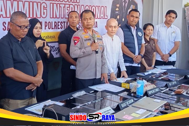 Kapolrestabes Surabaya Kombes Pol Luthfi Sulistiawan memaparkan perkembangan kasus penipuan siber internasional dengan 45 tersangka beserta barang bukti hasil penyidikan.