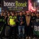 Kapolsek Simokerto berfoto bersama Bonek dan Bonita saat perayaan HUT Persebaya ke-99 di Surabaya.