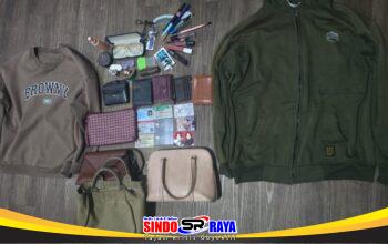 Barang bukti kasus jambret maut Grand City Surabaya berupa tas korban, identitas, ATM, pakaian pelaku, dan barang pribadi yang diamankan polisi.
