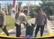 Salut, Personel Polres Blitar Bersihkan Sampah Usai Layanan Pengamanan Aksi Unjuk Rasa