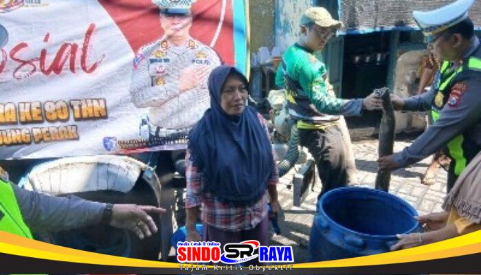 Polres Pelabuhan Tanjung Perak Salurkan Air Bersih untuk Warga di HUT Bhayangkara ke-80