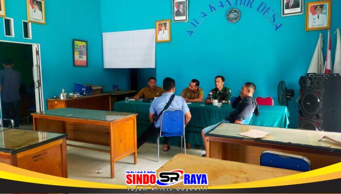 Jalin Keakraban, Babinsa Desa Segedong Laksanakan Komsos di Kantor Desa