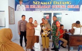 Babinsa Gunung Sekar Dampingi Penyaluran Bantuan Pangan Pemerintah