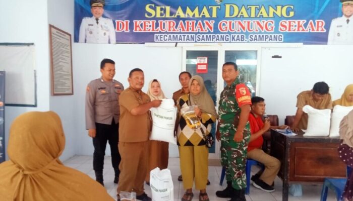 Babinsa Gunung Sekar Dampingi Penyaluran Bantuan Pangan Pemerintah