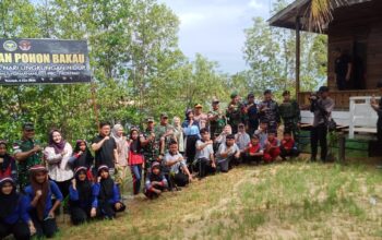 Dandim 1208/Sambas Dampingi Danrem 121/ABW Tanam Mangrove dan Lepas Tukik di Wilayah Perbatasan