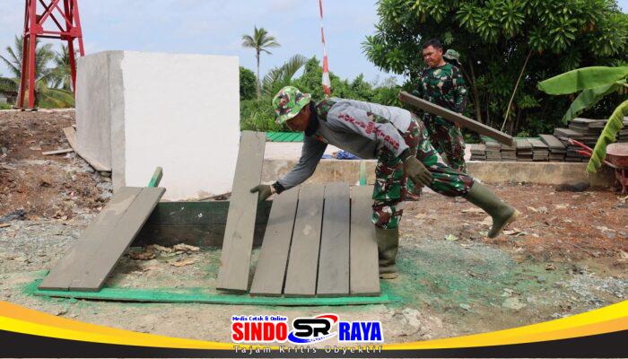 Sebelum Dipasang Personel Kodim 1009/Tla Lakukan Pengecatan Lapis Kedua Papan Kayu Ulin Jembatan Garuda