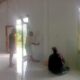 Perkuat Ketahanan Wilayah, Wujudkan Indonesia Maju Anggota Koramil 04/Jawai Laksanakan Karya Bakti Pengecatan Masjid di Wilayah Binaan