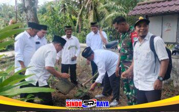 Upaya Pembinaan Lingkungan Hidup, Bati Tuud Koramil 03/Tebas Bersama Pemdes Serindang Gelar Penanaman Pohon Keras