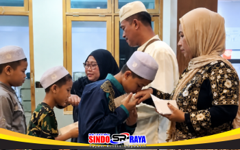 Pimpinan Redaksi Sindoraya.com menyerahkan santunan kepada anak yatim di Darul Aitam Sidogiri pada Hari Asyura 10 Muharram 1448 H.