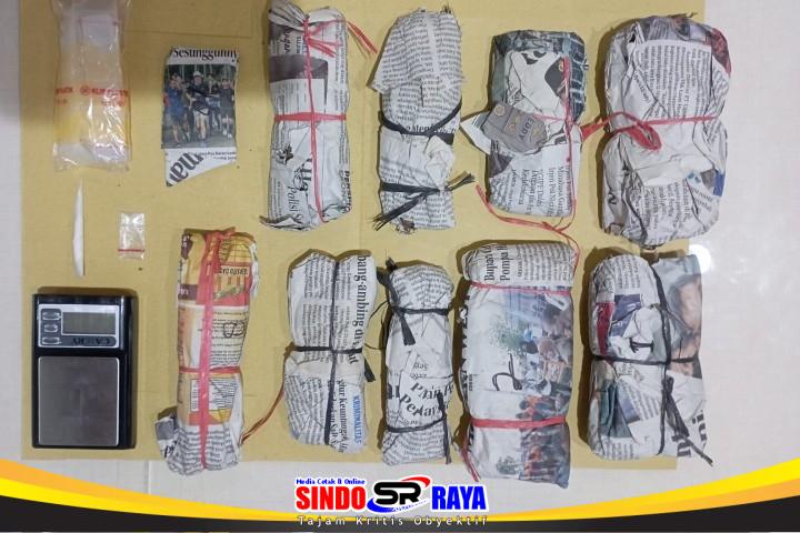 Barang bukti kurir sabu dan ganja yang diamankan Satresnarkoba Polrestabes Surabaya.