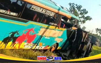 Kecelakaan beruntun di akses ke Suramadu Bangkalan melibatkan sebuah bus.