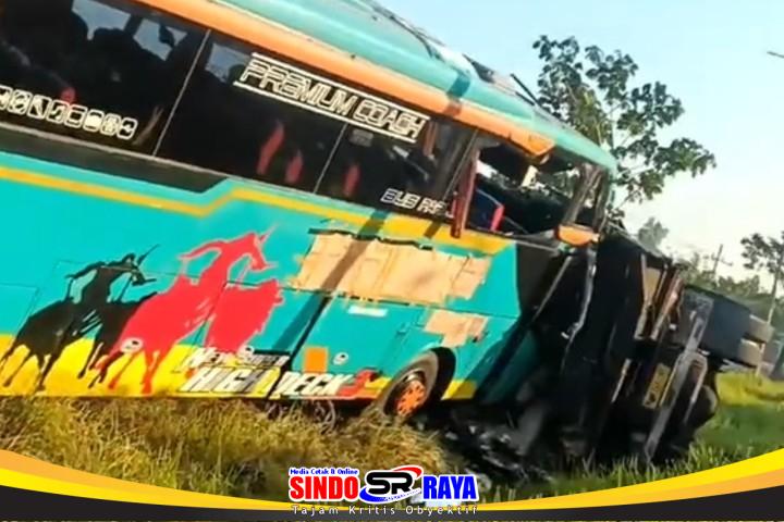 Kecelakaan beruntun di akses ke Suramadu Bangkalan melibatkan sebuah bus.