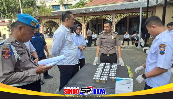 Kasat Narkoba Polres Pelabuhan Tanjung Perak Gelar Tes Urine Mendadak, 50 Personel Negatif Narkoba