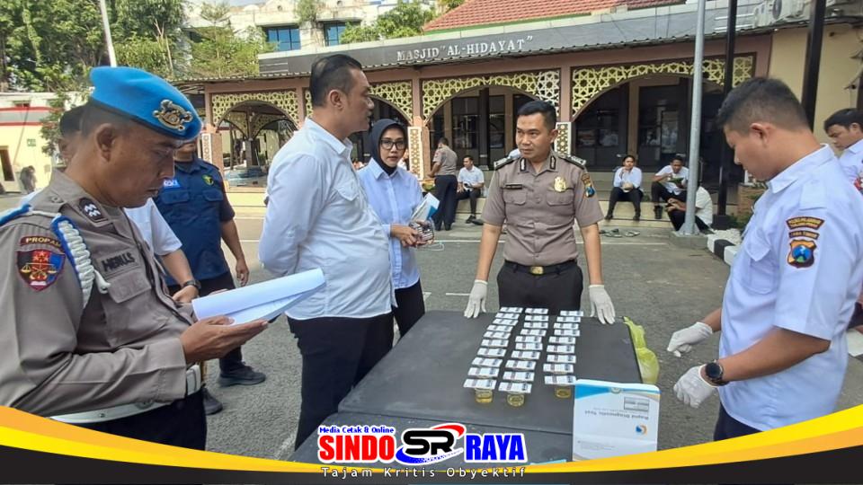 Kasat Narkoba Polres Pelabuhan Tanjung Perak memantau tes urine mendadak terhadap personel Satresnarkoba di Surabaya.