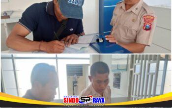 Petugas Satpas SIM Colombo Surabaya memberikan pendampingan kepada pemohon SIM saat proses pelayanan administrasi.