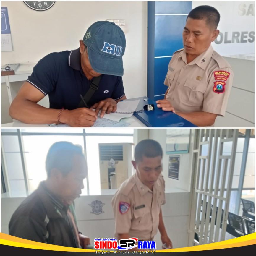 Petugas Satpas SIM Colombo Surabaya memberikan pendampingan kepada pemohon SIM saat proses pelayanan administrasi.