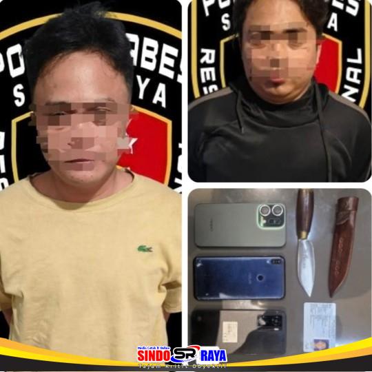 Dua pelaku begal dan curat yang ditangkap Polrestabes Surabaya beserta barang bukti berupa telepon genggam, sepeda motor, dan pisau.