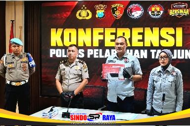 Kasatresnarkoba Polres Pelabuhan Tanjung Perak menunjukkan barang bukti sabu seberat 12,18 gram saat konferensi pers pengungkapan peredaran sabu di Surabaya.