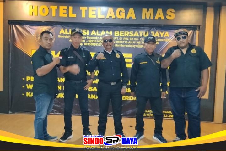 Pengurus Aliansi Alam Bersatu Jaya berfoto bersama pada penutupan Diklat Ke-III Aliansi Alam Bersatu Jaya di Hotel Telaga Mas International, Sarangan, Magetan.