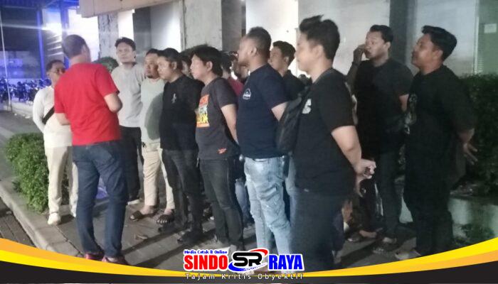 Kasat Narkoba Polres Pelabuhan Tanjung Perak Pimpin Anev Malam, Perkuat Soliditas Personel