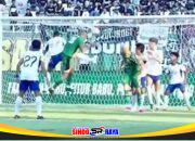 Penyerang Persebaya Alex Martins menyundul bola hingga menjadi gol saat menghadapi PSIS pada Anniversary Game Ke-99 di Stadion Gelora Bung Tomo.