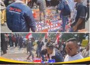 Aksi AMI di Kejati Jatim diwarnai lempar telur busuk ke spanduk bergambar Febrie Adriansyah saat demonstrasi di Surabaya.