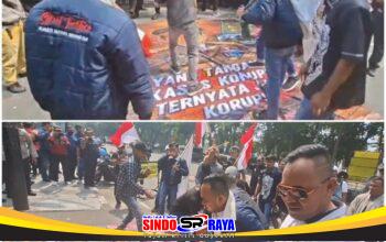 Aksi AMI di Kejati Jatim Diwarnai Lempar Telur Busuk ke Spanduk Bergambar Febrie Adriansyah