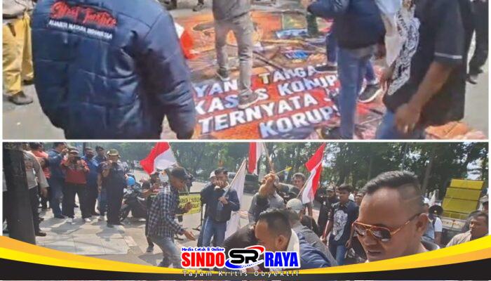 Aksi AMI di Kejati Jatim Diwarnai Lempar Telur Busuk ke Spanduk Bergambar Febrie Adriansyah
