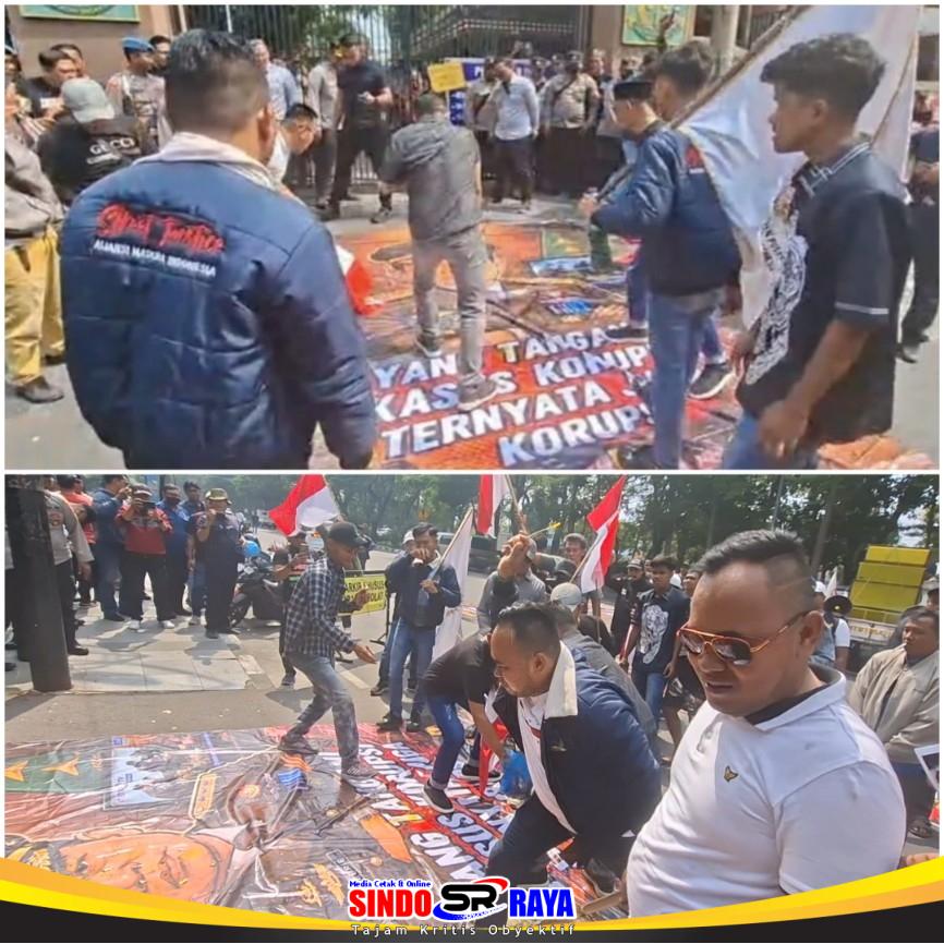 Aksi AMI di Kejati Jatim diwarnai lempar telur busuk ke spanduk bergambar Febrie Adriansyah saat demonstrasi di Surabaya.