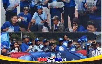Kader DPD Partai Demokrat Bali menebarkan 9.000 benih ikan mujair di Danau Batur melalui Gerakan Langit Biru untuk menyambut HUT ke-25 Partai Demokrat.