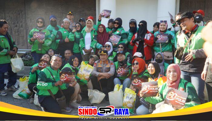 Hari Bhayangkara ke-80, Polrestabes Surabaya Salurkan 100 Paket Sembako kepada Warga dan Driver Gojek