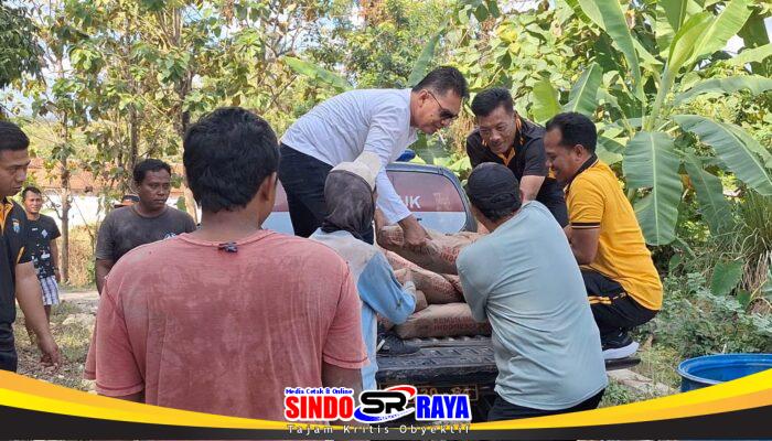 Wujud Kepedulian Polri, Kapolsek Torjun Polres Sampang Salurkan Bantuan Semen untuk Perbaikan Jalan Poros Desa Kara
