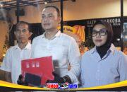 Satresnarkoba Polres Pelabuhan Tanjung Perak menunjukkan barang bukti usai menangkap kurir sabu di Kenjeran, Surabaya.