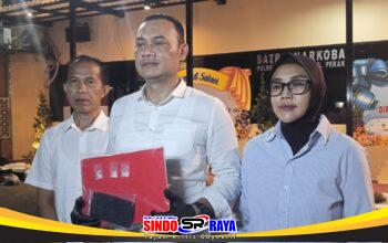 Satresnarkoba Polres Pelabuhan Tanjung Perak menunjukkan barang bukti usai menangkap kurir sabu di Kenjeran, Surabaya.