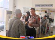 Petugas Satpas SIM Colombo Surabaya memberikan arahan kepada pemohon SIM saat proses pelayanan di Polrestabes Surabaya.