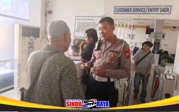 Petugas Satpas SIM Colombo Surabaya memberikan arahan kepada pemohon SIM saat proses pelayanan di Polrestabes Surabaya.