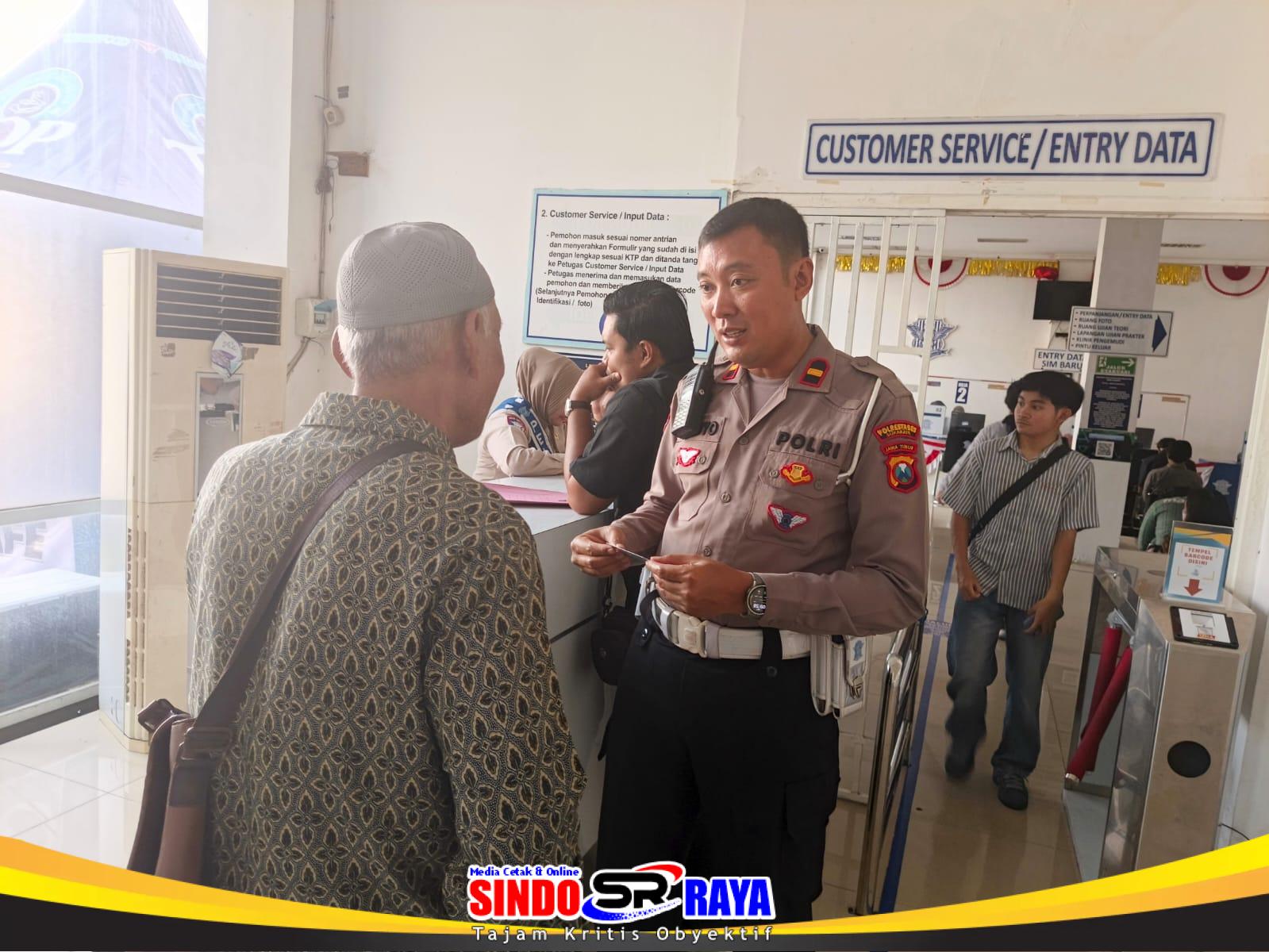 Petugas Satpas SIM Colombo Surabaya memberikan arahan kepada pemohon SIM saat proses pelayanan di Polrestabes Surabaya.