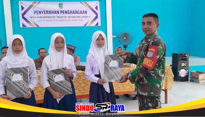 Babinsa Koramil 01/Sambas Hadiri Penyerahan Penghargaan kepada Siswa Berprestasi di Wilayah Binaan