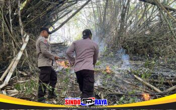 Polres Trenggalek Terjunkan Personel Jajaran Padamkan Api di Gunung Orak Arik