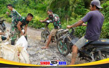 Semangat Gotong Royong, Satgas TMMD Bersama Warga Angkut Material Pasir Gunakan Sepeda Motor