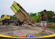 Percepatan Pembangunan Infrastruktur Jalan Desa Tempapan Hulu, Satgas TMMD Ke-129 Datangkan Tanah Timbunan Gunakan Truk