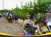 Angkut Material Rabat Beton Secara Gotong Royong, Bukti Keakraban Satgas TMMD Ke-129 dan Warga