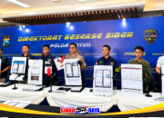 Polda Jatim menggelar konferensi pers pengungkapan kasus peretasan ratusan website yang disisipi iklan judi online di Gedung Ditressiber Polda Jatim, Surabaya.