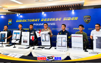 Polda Jatim menggelar konferensi pers pengungkapan kasus peretasan ratusan website yang disisipi iklan judi online di Gedung Ditressiber Polda Jatim, Surabaya.