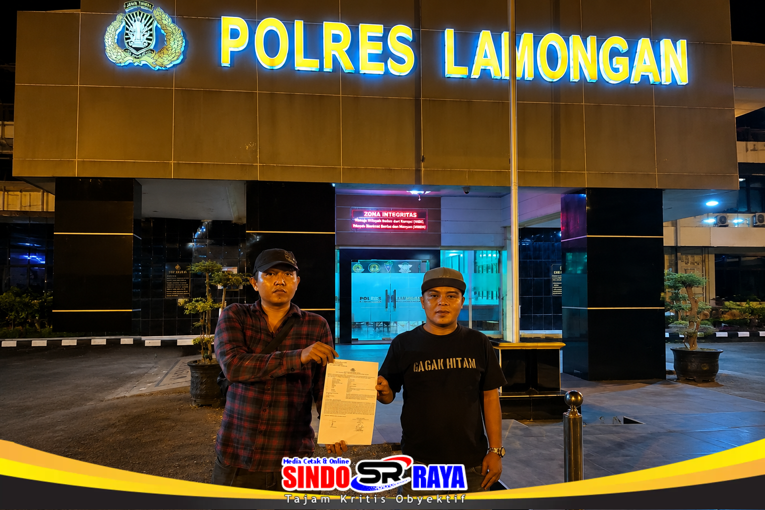 Dua wartawan menunjukkan bukti laporan di Polres Lamongan usai menjadi korban pengeroyokan dan ancaman celurit saat menelusuri dugaan penimbunan solar.