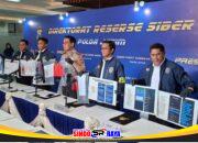Dirresiber Polda Jatim menggelar konferensi pers pengungkapan sindikat penipuan emas online dari lapas dengan menunjukkan barang bukti di Mapolda Jawa Timur.