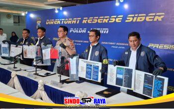 Dirresiber Polda Jatim menggelar konferensi pers pengungkapan sindikat penipuan emas online dari lapas dengan menunjukkan barang bukti di Mapolda Jawa Timur.